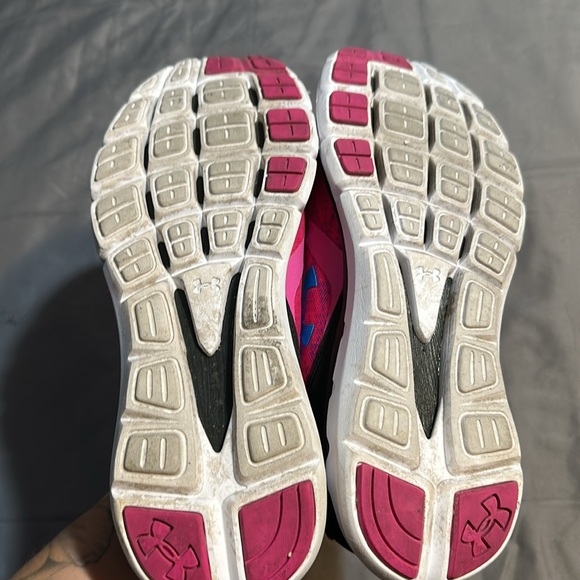 Gently Used under Armour, tennis shoes, size 9 - Picture 2 of 4